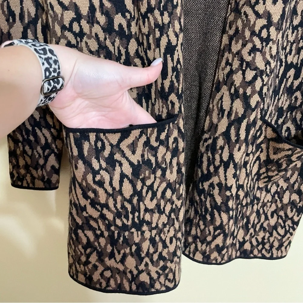 J McLaughlin Animal Print Cardigan XS - Picture 3 of 7